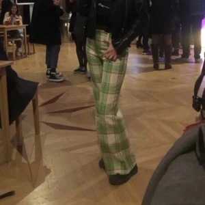 Snygga mönstrade byxor  - Ett par supersnygga grön/vit rutiga bootcut byxor, väldigt sköna och sitter som en smäck!   Bara att skriva om du har frågor ❤️  Material: 75% viskos  25% linne   Mått: Midja 32cm Längd 95cm  Obs finns defekt 