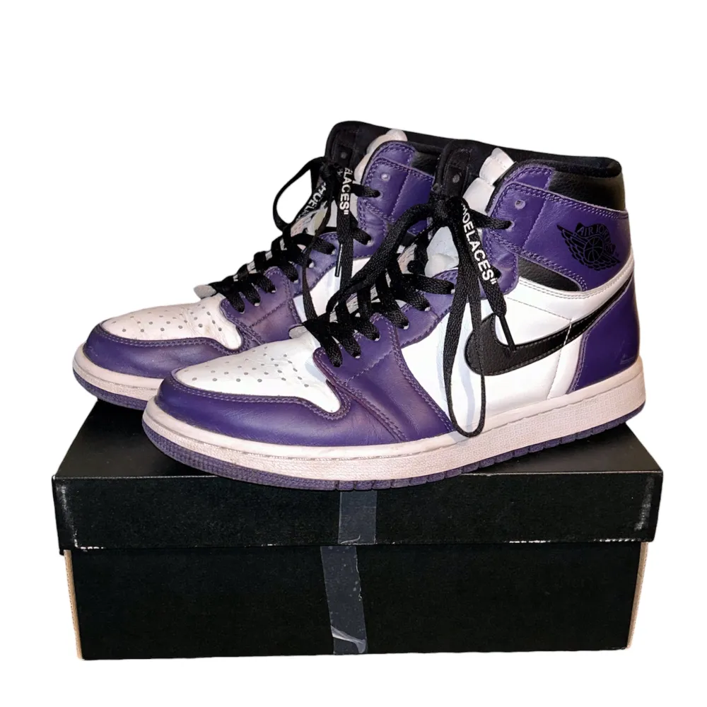 Nike air Jordan 1 High OG Court Purple 2.0 i strl 43 helt okej skick utom repan som syns på bild 4, hittade inga andra snören så fick bli Off white, orginalbox ingår inte, skriv om du har några frågor . Skor.