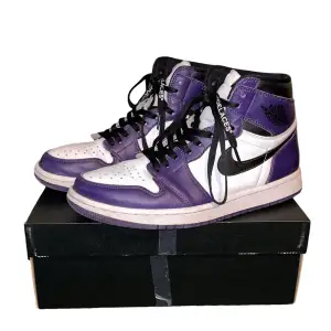Nike air Jordan 1 High OG Court Purple 2.0 i strl 43 helt okej skick utom repan som syns på bild 4, hittade inga andra snören så fick bli Off white, orginalbox ingår inte, skriv om du har några frågor 