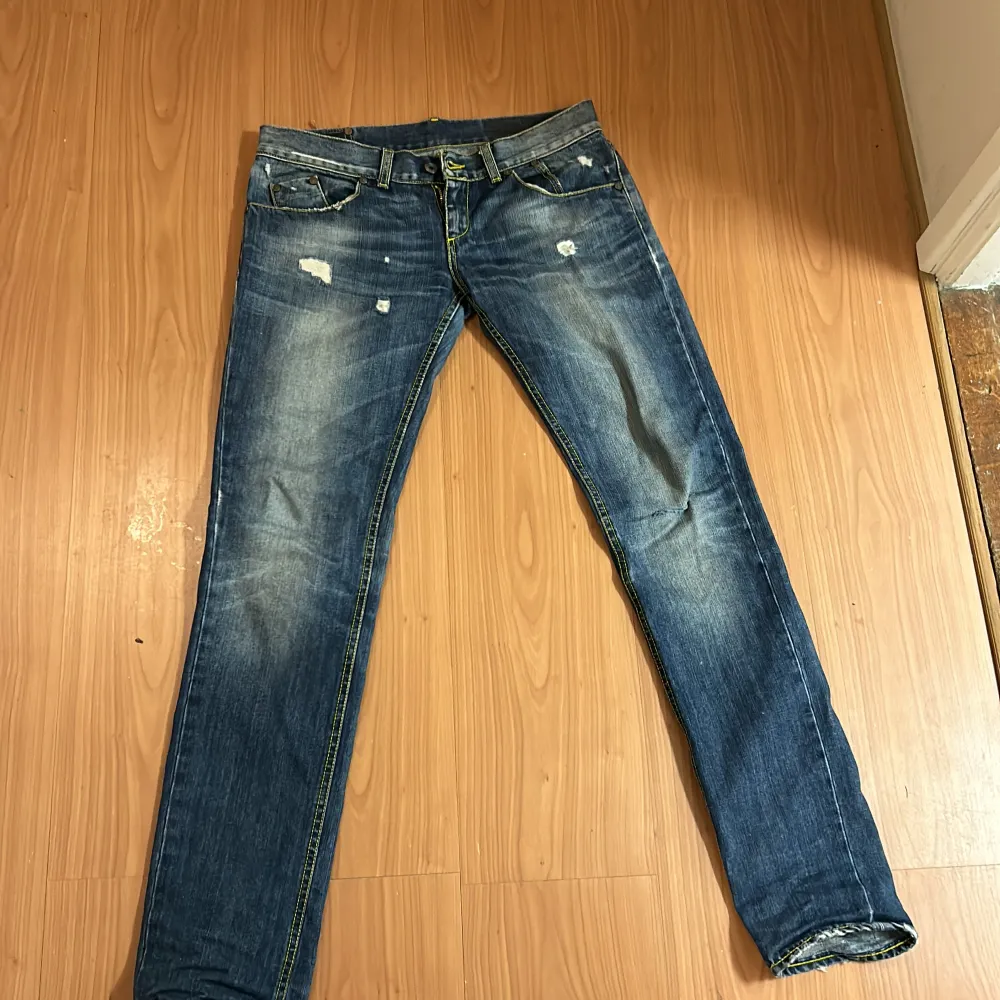 Säljer nu ett par riktigt snygga dondup jeans passar perfekt nu till sommaren. Bra skicka ända defekterna är på lappen där bak.. Jeans & Byxor.