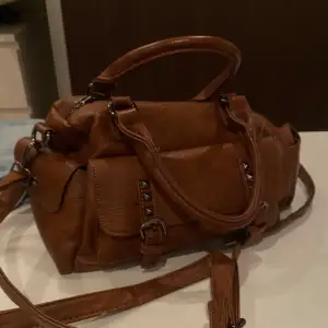 Super fin handväska som ej kommer till användning, jätte bra skick!🥰