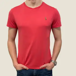 Riktigt fet Ralph lauren t-Shirt i röd/rosa. T-shirten är i ett tjockare och skönare material. Storlek M. T-shirten är i fint skick. Modellen är 187cm. Fråga gärna vid funderingar! (Nypris 1099kr)