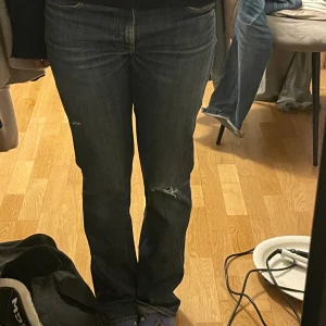 Jeans - Ett par jeans med två små hål i. Dessa är rätt så lågmidjade!❤️