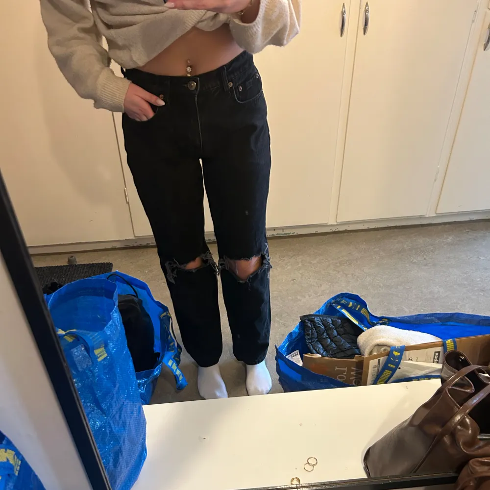 Straight jeans från Gina tricot i strl 38💓 De är svarta med hål på knäna. Ser lite konstigt ut på bilderna då de är lite för korta för mig.. Jeans & Byxor.