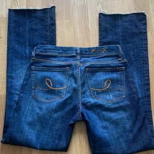 Jättefina jeans knappt använda dom är ganska utsvängda men lite mer straight passform e jättefina på! 💘💘