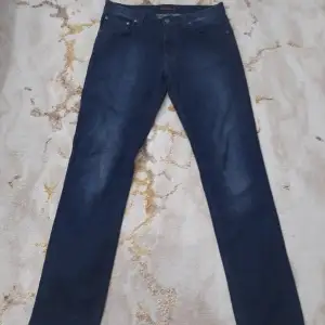 Extremt trendiga Nudie Jeans i mycket bra skick🍾🍾modell:Lean Dean🍾🍾skriv om du är intresserad vid snabb affär kan priset diskuteras🍾🍾