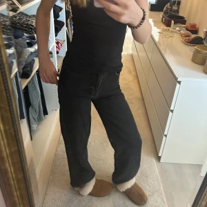 Wide jeans - Wide jeans från lager157! Kostar 400kr i vanliga fall💓sitter bra i längden på mig som är 1,69 ungefär, köpta för 2 år sedan men typ aldrig använda. Highwaist