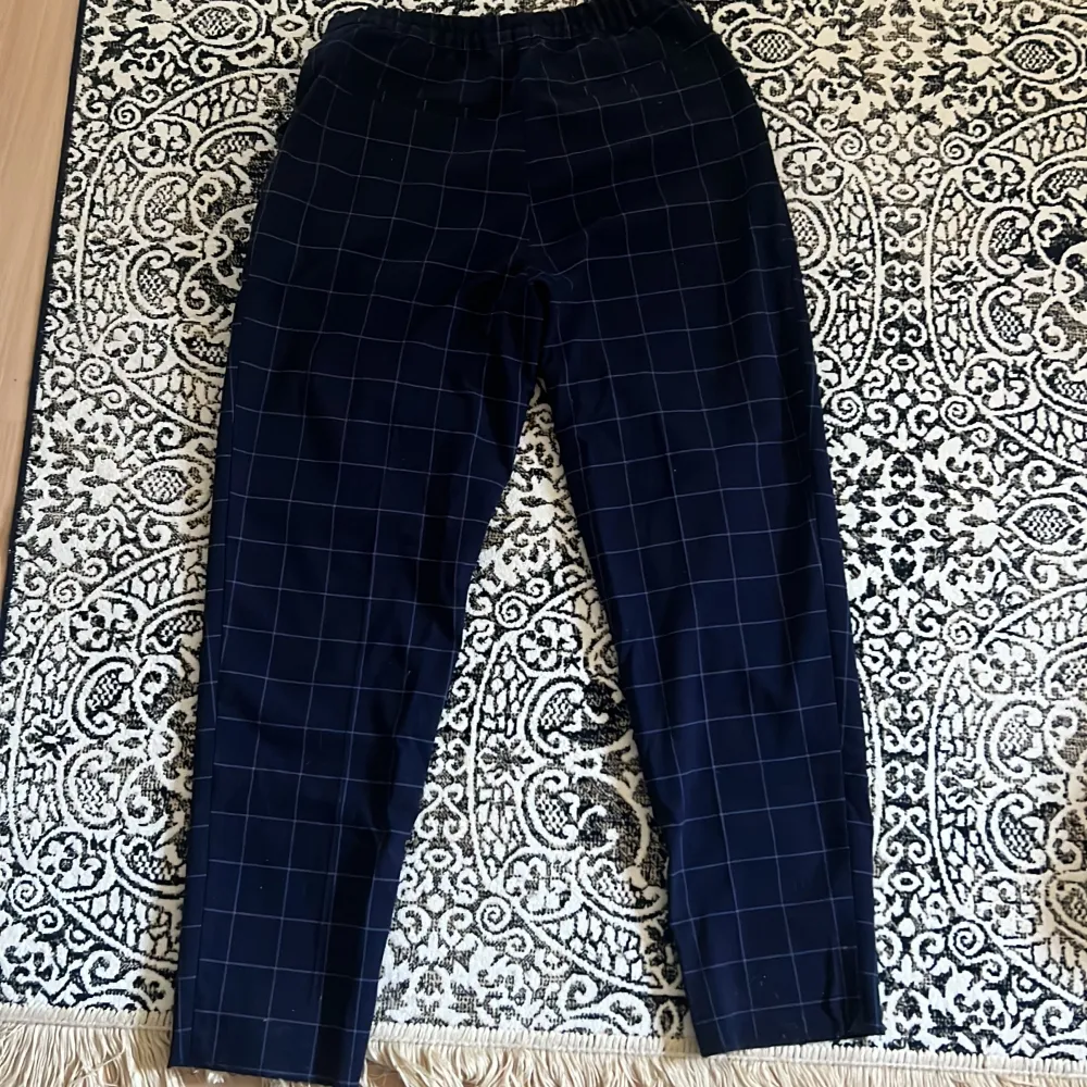 Rutiga blåa kostymbyxor från Monki. I fint skick. Strl 38. Farkut & Housut.