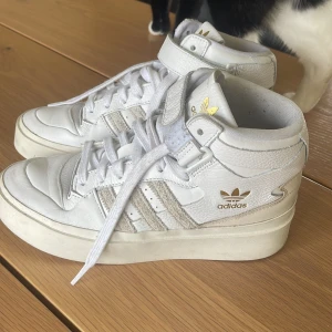 Adidas skor - Säljer mina adidas skor. Vet inte om dem är riktiga därför jag säljer den billigt. Dem är ganska använda men bra skick  Frakt står köparen för! 