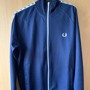 Fred Perry sweatshirt Full zip. En väldigt fräsch och minimal använd sweatshirt från Fred Perry i storlek S. 