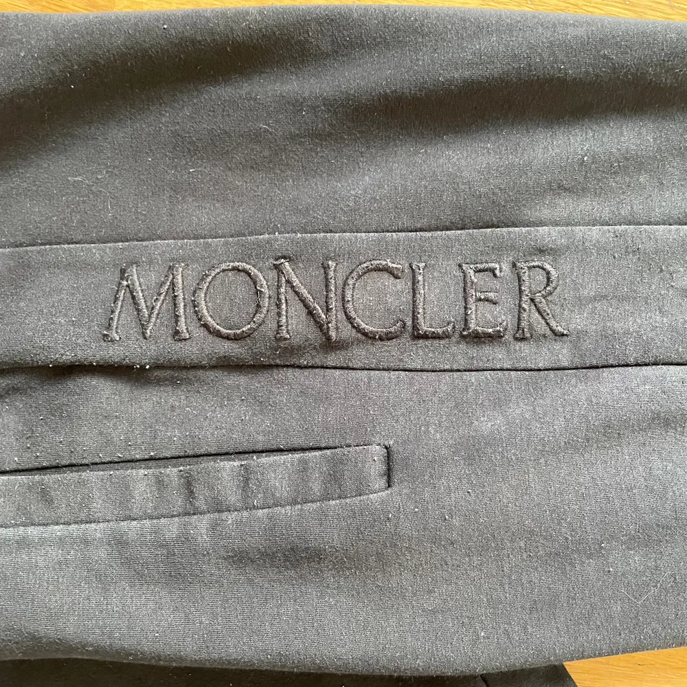 Svarta mjukisbyxor från Moncler i stl S. Finns en del noppror, se bilder. Jeans & Byxor.