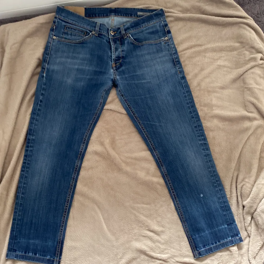 Snygga Dondup jeans i modellen George | Skicket är 8,5 med en liten defekt som syns på bild 4/5, bara jeansen ingår | Storleken är   35 men måtten är på bredden: 41cm och på längden: 90cm | Hör av er vid frågor!. Jeans & Byxor.