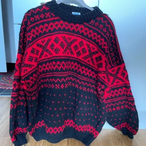 Varm stickad kofta - Vintrig kofta som är svartröd. Sitter oversize och är väldigt varm och mysig.