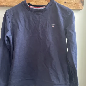 Gant sweatshirt - Gant sweatshirt i strl 158/164 Använt skick men fin 