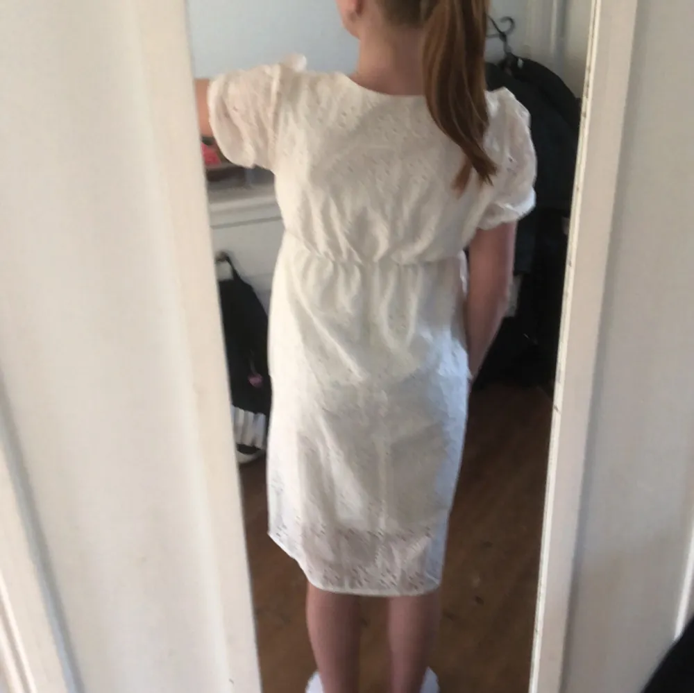 Säljer denna klänning från SHEIN, fick precis hem den så alldeles ny. Endast provad och passade inte mig. Strl S men passar Xs. Ny pris 230 kronor säljer för 230 inklusive frakt.. Klänningar.