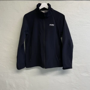 Peak performance  - Peak performance jacka i storlek 160 ungdom.