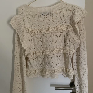 zara blus - Säljer denna supersöta blusen från zara som inte kommer till användning. Har endast använts en gång. Köptes för 400, säljer för 215