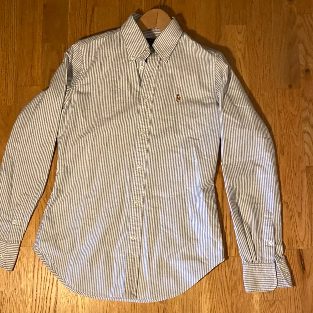 Säljer min feta ralph lauren skjorta som är perfekt inför sommaren. Skjortan är helt felfri, inga skador,  10/10. Den är storlek S super slim fit och sitter därför ganska tajt. Knappt använd. Självklart är den äkta.  Inköpspris - 1800kr Mitt  - 699kr. Skjortor.