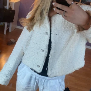 Hm kofta - Säljer denna fina koftan/jackan från Hm har inte riktigt andvänt den💕den ska va lite nopprig i modelen! Köptes för 499 tror jag! Och det är meningen att den ska sitta lite kort 