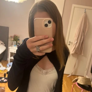 Mörkblå kofta från Gina tricot mörkblå - Säljer min mörkblå one button kofta från Gina tricot, kostar ny 300kr, säljer för 150kr,🩷