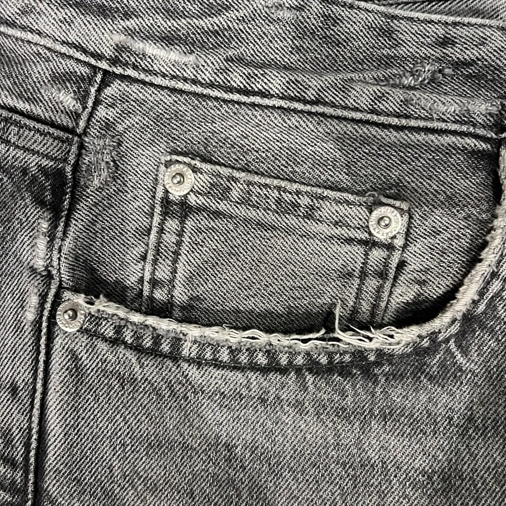Sköna jeans skick 10/10, använder inte längre så väljer att sälja dom, är 180 väger 70 . Farkut & Housut.