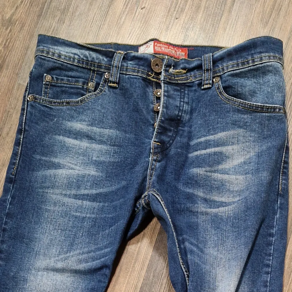 Märke: Fashion Factory  Slimfit Stretch Knappgylf  Size W30/L30   Jättefint skick!!. Jeans & Byxor.