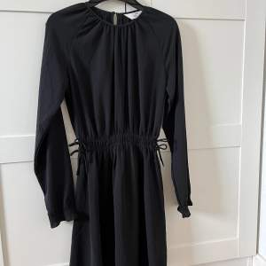 Svart klänning, helt ny utan prislapp. Köpt på H&M, i storleken 164