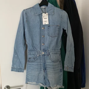 Jeans jumpsuit - Zara jumpsuit perfekt nu till sommaren! Aldrig använd. Köpt i USA förra året men tyvärr får jag ingen användning av den❣️