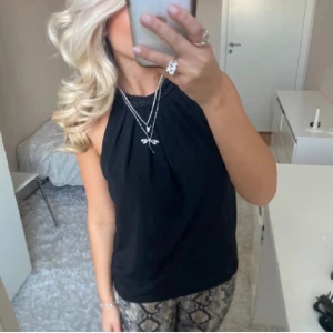 Halterneck top  - Köpte denna superfina toppen här på Plick men säljer vidare då den inte kommer till användning!!❤️