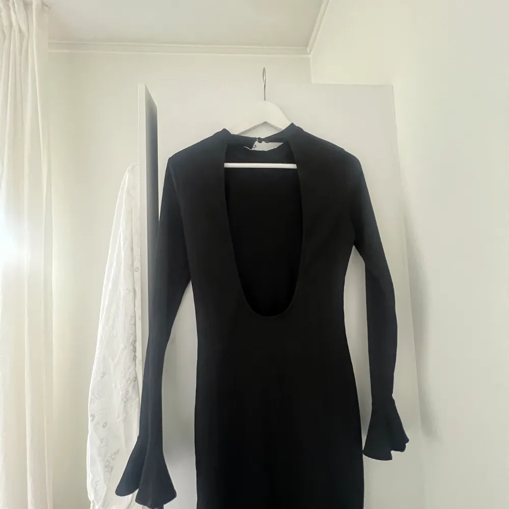 Svart lång klänning m öppen rygg från Hanna schönbergs kollektion med NaKd! Så fin 💗  . Klänningar.