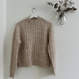 Stickad tröja pieces  - Beige stickad tröja från pieces med fickor, använd 1-2 ggr så i nyskick! Storlek xs!🌷