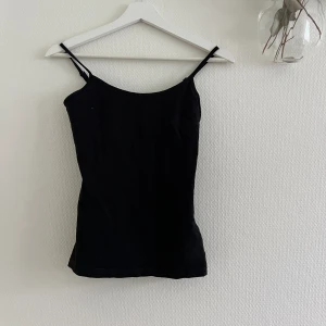 Två linnen ullared - Två basic linnen från Ullared i storlek xs använda 1-2 gånger! Båda för 30kr🌷