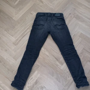 Gråa replay anbass jeans - Säljer ett par riktigt feta replay anbass. Inga tydliga tecken på användning. Färgen grå. Riktigt bekväma och feta! 