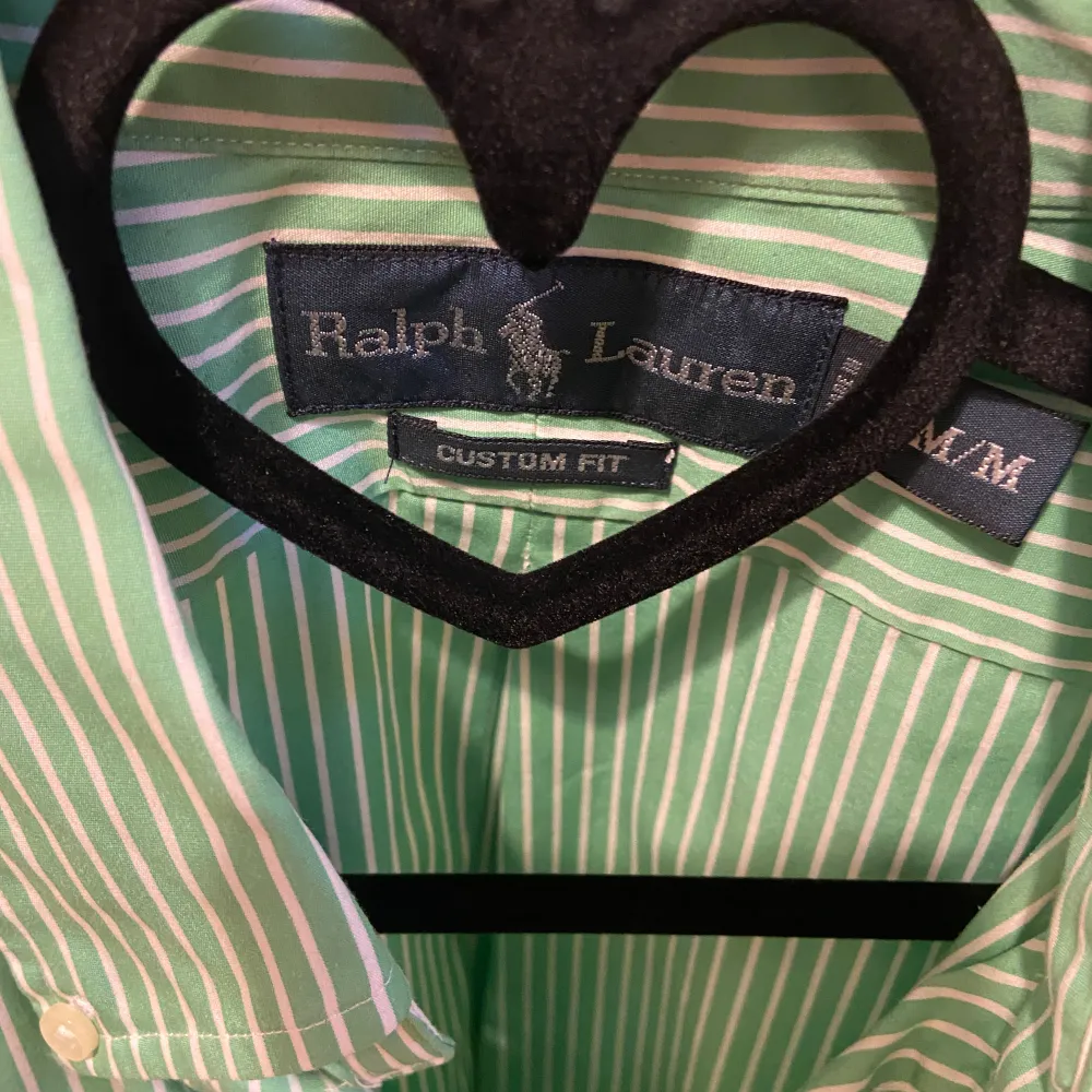 En nästintill oanvänd Ralph Lauren skjorta, som ny. Storlek M. Custom fit. . Skjortor.