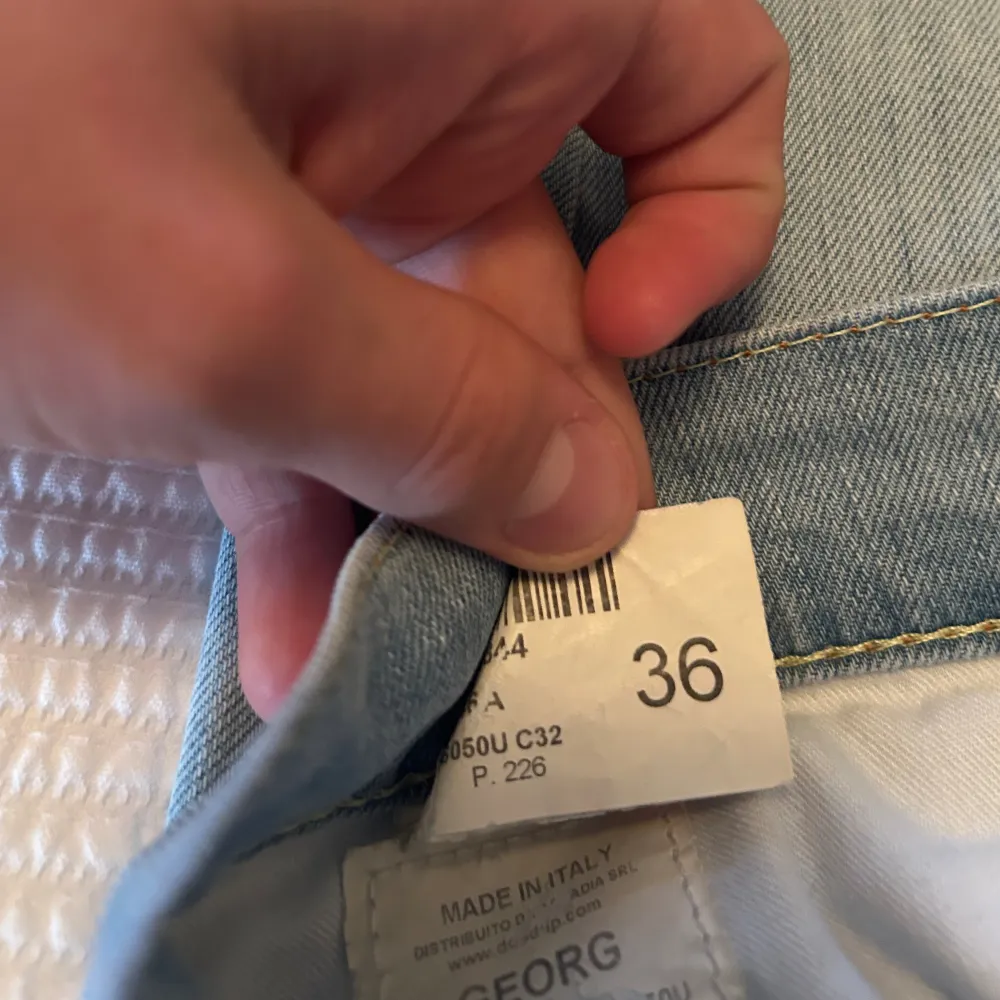 Tjena säljer dessa trendiga slim fit / Relaxed Dondup George Jeans | Dondups Size 36 (≈ 33 W & 33 L) | Ställ gärna frågor & skriv för fler bilder 🙌 Vill få sålt snabbt! SÅKLART ÄKTA. Jeans & Byxor.