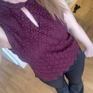 Vinröd blus - Super snygg spets blus! Storlek M. Finns dragkedja i bak. Ser färgen bättre på bild 3♥️