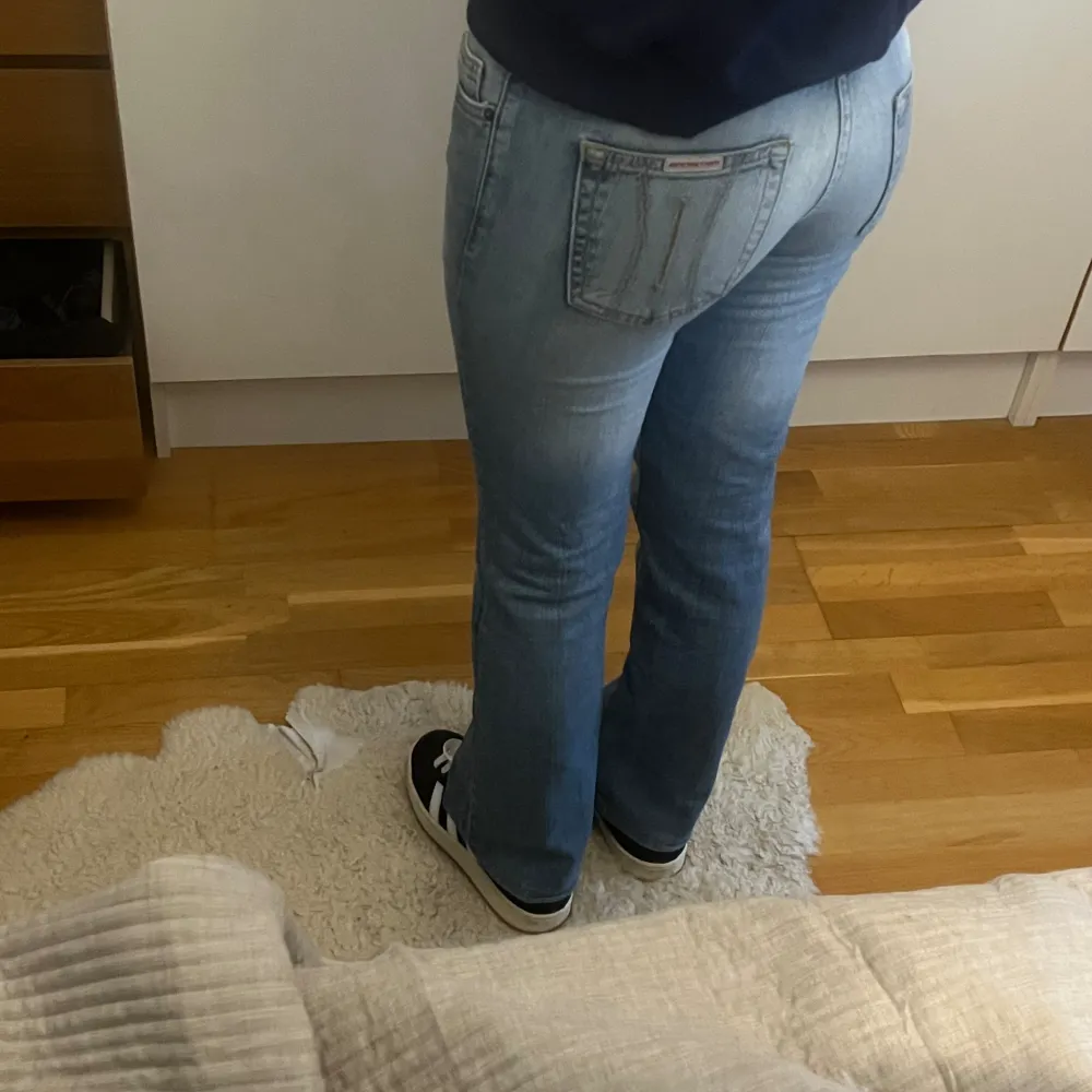 Low waist jeans, storlek 27 och jag är 165💗. Jeans & Byxor.