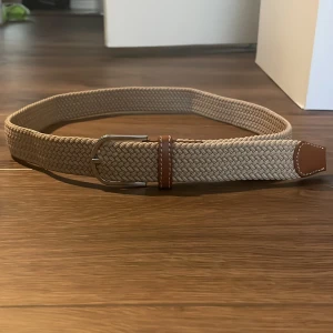 Flätat bälte  - Säljer ett riktigt snyggt flätat bälte, skick 10/10. Använt endast 2 gånger. Pris kan diskuteras✅Hör av dig vid minsta fundering!