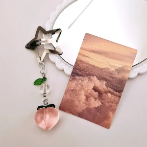 Peach hårspänne  - Stjärnformat Hårspänne med blad och en peach och genomskinlig glaspärla. 