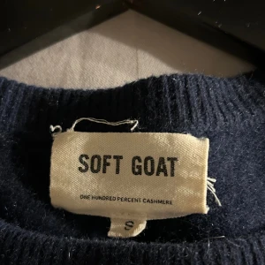 Soft goat tröja  - Jätte najs stickad tröja från soft goat. Använd några gånger, lite nopprig men inget man tänker på. Går att ta bort. I storlek S men skulle säga att den passar mer xs-s. 🥰 Nypris över 2000kr. 