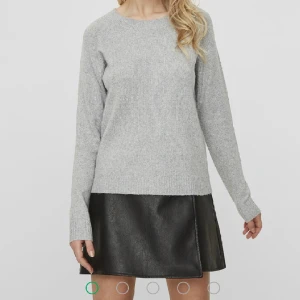 Stickad tröja - LÅNAD BILD!  Grå stickad tröja från Vero Moda i fint skick! Säljer då jag har för många stickade tröjor🙈Hör av er för egna bilder❤️100kr + frakt
