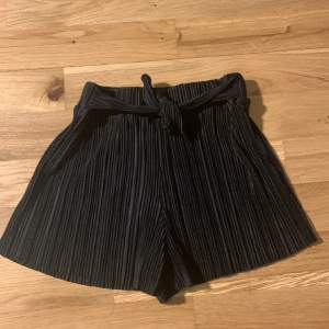 Svarta shorts,storlek 110/116,