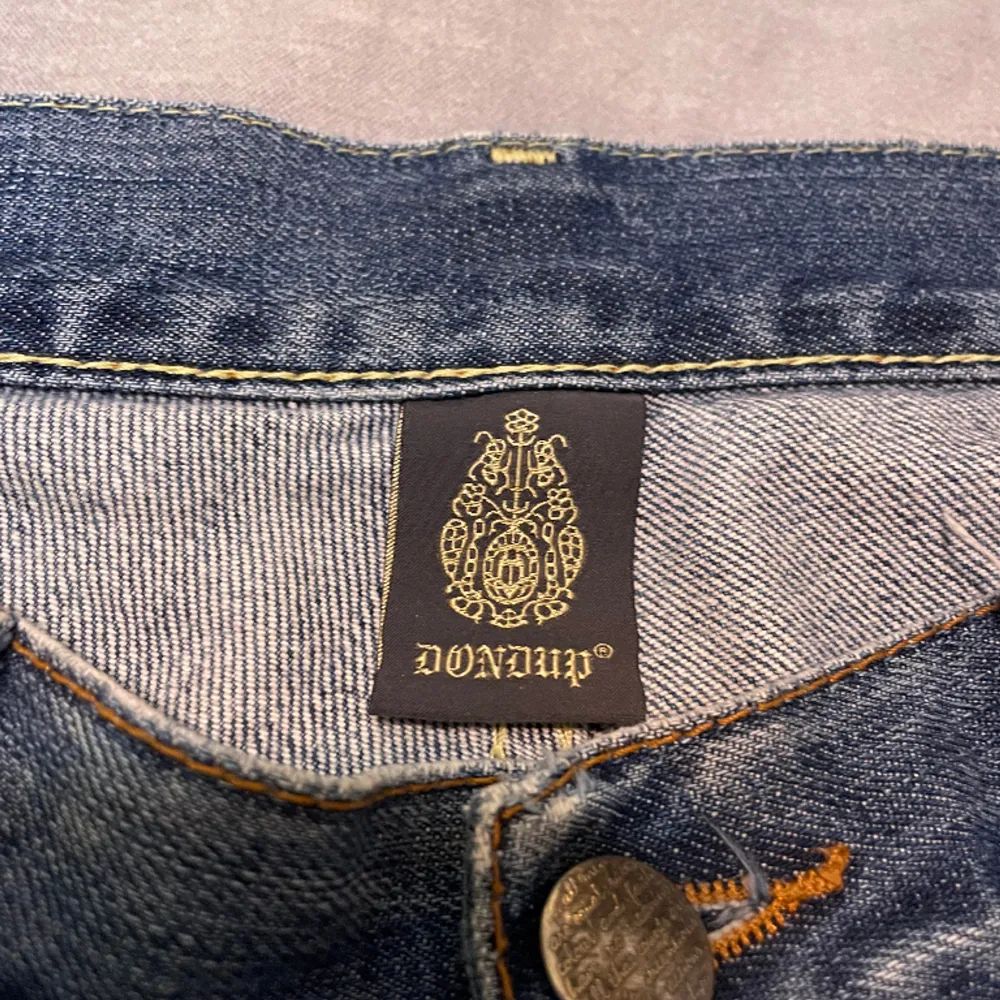 Säljer vidare ett par Dondup jeans efter att dem tyvärr inte passar mig!. Jeans & Byxor.