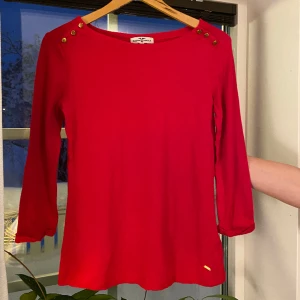 Röd tröja - 🩷 Tajt tröja med trekvartsärmar, stretchig. Använd endast en gång. Stryks självklart innan den skickas. Kontakta mig för att få mer information eller bilder på plaggen 💗