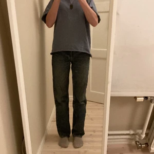 Blåa jeans - Detta är ett par snygga low-waist straight jeans från weekday!😍 