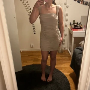 Festklänning - Aldrig använd! Super stretchig men ändå åtsittande. Väldigt bekväm och öppen i ryggen. Kommer ej till användning. 