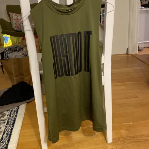 Nike sportlinne - Fint Nike sportlinne som går omlott där back med tryck på framsidan. Använd gärna köp nu om du inte har några frågor!