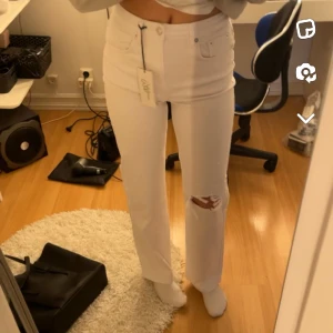 Vita raka jeans - Vita raka jeans med hål på ena knät. Helt oanvända🤍