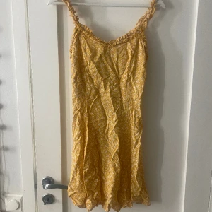 Klänning - Så fin sundress (obs behöver strykas!!)💘 jättefint skick då den aldrig är använd tyvärr💕 använd gärna köp nu!