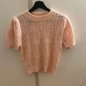 Säljer denna rosa stickade T-shirt i storlek M men som sitter som xs/s! Inga fler bilder finns då den var för liten 💗
